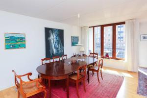 ein Esszimmer mit einem Holztisch und Stühlen in der Unterkunft Bright, spacious and trendy apartment in CPH in Kopenhagen