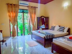 เตียงในห้องที่ Sigiri Thilanka Rest Sigiriya