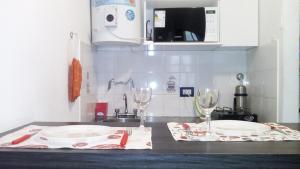 una cocina con 2 platos y gafas en una encimera en Oroño 2 en Rosario