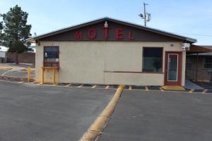 een motel aan de zijkant van een straat bij Deluxe Inn Motel in Sparks