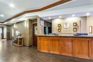 een grote lobby met een bar in een hotel bij Comfort Inn & Suites Gillette near Campbell Medical Center in Gillette