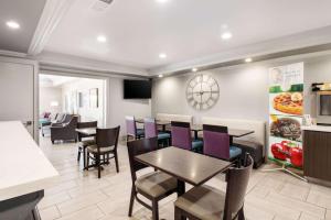 Posezení v ubytování Quality Inn Near Lake Marble Falls