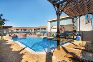 Bazén v ubytování Quality Inn Near Lake Marble Falls nebo v jeho okolí