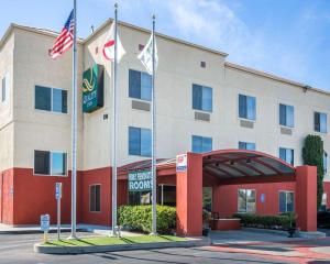 un hotel con banderas frente a un edificio en Quality Inn Merced Gateway to Yosemite, en Merced