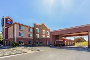 een groot gebouw met een parkeerplaats ervoor bij Comfort Inn & Suites Gillette near Campbell Medical Center in Gillette