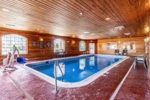 สระว่ายน้ำที่อยู่ใกล้ ๆ หรือใน Comfort Inn & Suites Gillette near Campbell Medical Center