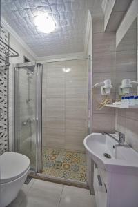 A bathroom at Hotel Akcinar Még 30 kép