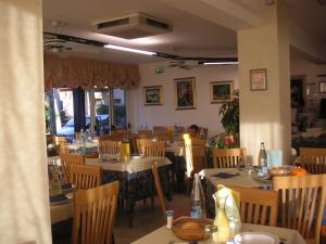 A restaurant or other place to eat at Hotel Canasta