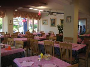 A restaurant or other place to eat at Hotel Canasta