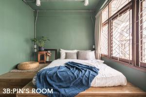 曼谷的住宿－Better Moon Guesthouse，一间卧室设有一张床和一个窗口