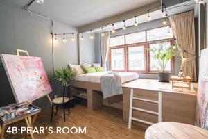 Zimmer mit einem Bett und einem Schreibtisch in einem Zimmer in der Unterkunft Better Moon Guesthouse in Bangkok