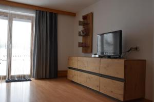 ein Wohnzimmer mit einem TV auf einer Holzkommode in der Unterkunft Haus Prieth in Nauders