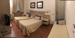 En eller flere senger på et rom på Hotel Quadrifoglio by Mancini