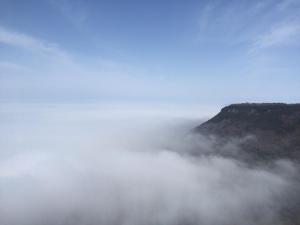 uma vista para uma montanha nas nuvens em Hotel Bokaiso em Takamatsu