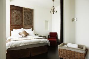 Un pat sau paturi într-o cameră la Your Fun Apartment