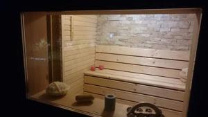 El baño incluye una ventana de cristal con ducha. en Chata pod pilskom en Sihelné