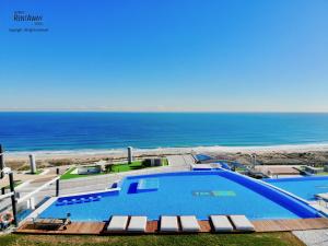 Bazén v ubytování Infinity View Penthouses by NRAS nebo v jeho okolí