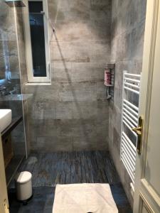 ein Bad mit einer Dusche, einem WC und einem Waschbecken in der Unterkunft California in Nizza