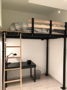 ニースにあるCaliforniaの二段ベッド1組(デスク付)が備わる客室です。