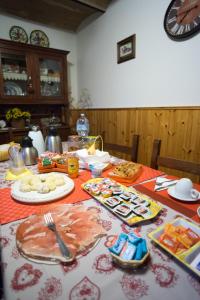 una mesa con comida y platos de comida en ella en Bed and Breakfast Misghecchino, en Foligno