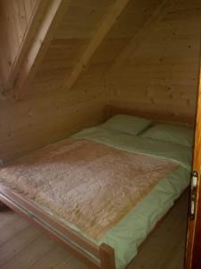 Postel nebo postele na pokoji v ubytování Brvnare Krstigora