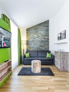 sala de estar con sofá y mesa en Fuchs Apartments - inklusive Eintritt in die Alpentherme Gastein, en Bad Hofgastein