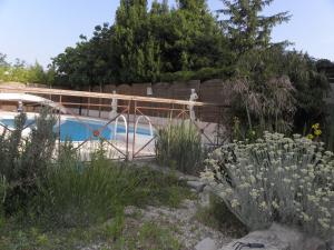 Provence Roulottes内部或周边的泳池