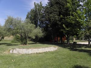 Provence Roulottes外面的花园