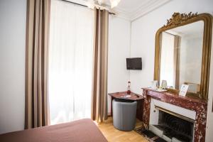 Una televisión o centro de entretenimiento en Hotel des Tourelles