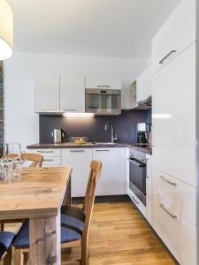 Dapur atau dapur kecil di Fuchs Apartments - inklusive Eintritt in die Alpentherme Gastein