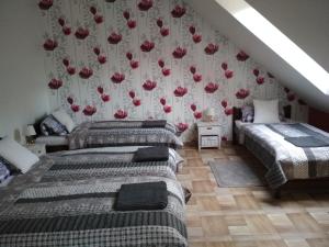 Łóżko lub łóżka w pokoju w obiekcie Koci Grzbiet Agroturystyka