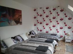 Łóżko lub łóżka w pokoju w obiekcie Koci Grzbiet Agroturystyka