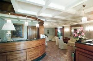 a large lobby with a waiting room with a salon at Hotel Quadrifoglio by Mancini in Rome