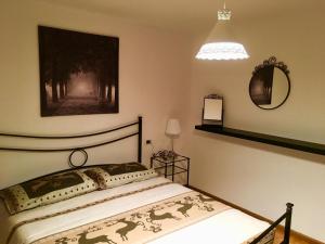Un dormitorio con una cama con una foto de caballos. en Lozzo di Cadore - Dolomiti (Piazza Tiziano), en Lozzo Cadore