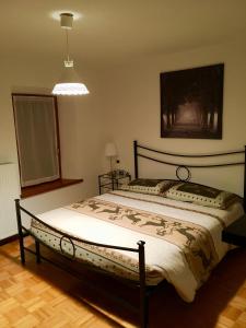 um quarto com uma cama grande num quarto em Lozzo di Cadore - Dolomiti (Piazza Tiziano) em Lozzo Cadore