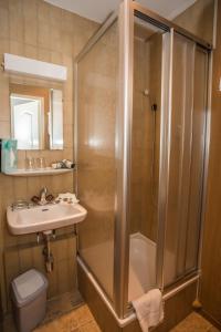 Kylpyhuone majoituspaikassa Hotel des Tourelles
