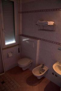 een badkamer met een toilet en een wastafel bij Hotel Silvana in Bellaria-Igea Marina