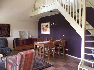a dining room with a table and chairs at Het Buitengebied in Empe