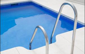 Bazén v ubytovaní Family apartment Patio&Swimming pool in center Malaga alebo v jeho blízkosti