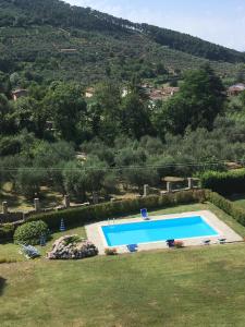 una imagen de una piscina en un patio en Villa Ilaria, en Capannori