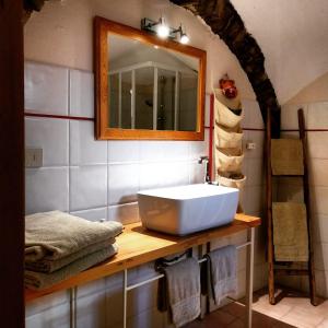 Salle de bains dans l'établissement Agriturismo Uliveto Saglietto