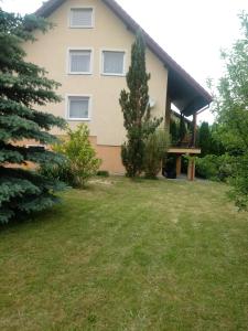 een huis met een tuin ervoor bij villa in Nowa Ruda
