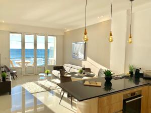 eine Küche und ein Wohnzimmer mit Meerblick in der Unterkunft Florida Blue - Easy Home Booking in Nizza