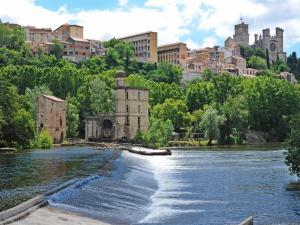 a river in a city with buildings in the background at Portiragnes-Plage - Les Portes du Soleil - Maison 75m² - A2 in Portiragnes