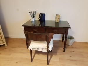 a wooden desk with a chair in a room at La casa di "Bella" in Milazzo