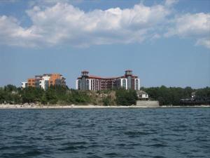 un complejo a orillas de un cuerpo de agua en Private Apartment in Chateau Del Marina, en Nesebar