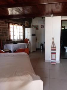 Zimmer mit einer Küche und einem Zimmer mit einem Kühlschrank. in der Unterkunft Bangalô Menotti in Prado + 18 Fotos