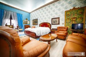 Schlafzimmer mit einem Bett, einem TV und Möbeln in der Unterkunft Palazzo Moraschi Subiaco in Subiaco
