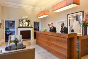 Area lobi atau resepsionis di Fraser Suites Queens Gate