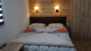 Un pat sau paturi într-o cameră la Rondović Apartmani - Durmitor